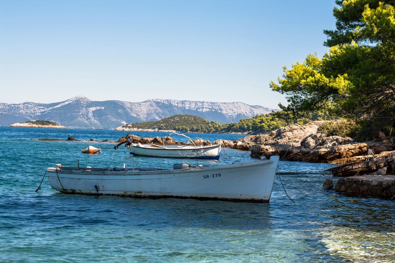 Barques amarrées dans une baie aux eaux claires