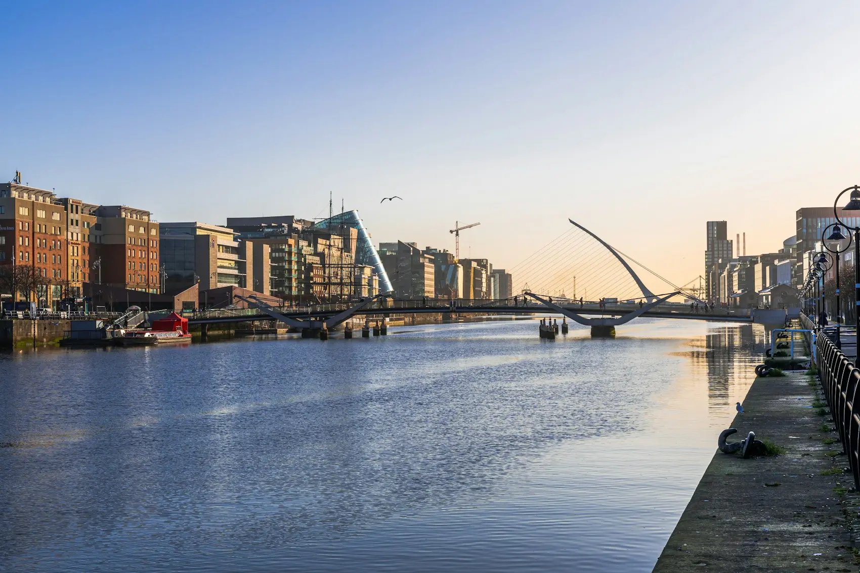 Pont moderne enjambant la rivière Liffey à Dublin, en Irlande