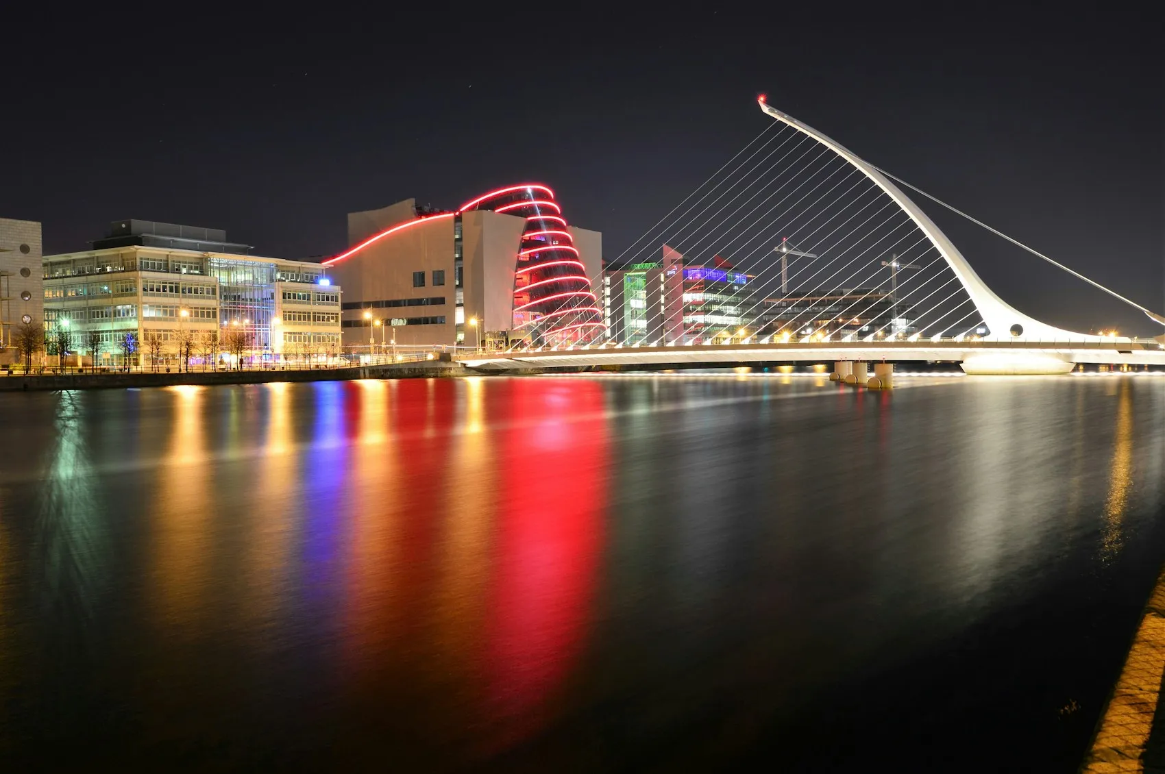 Vue nocturne des quais et des immeubles de Dublin, centre financier irlandais