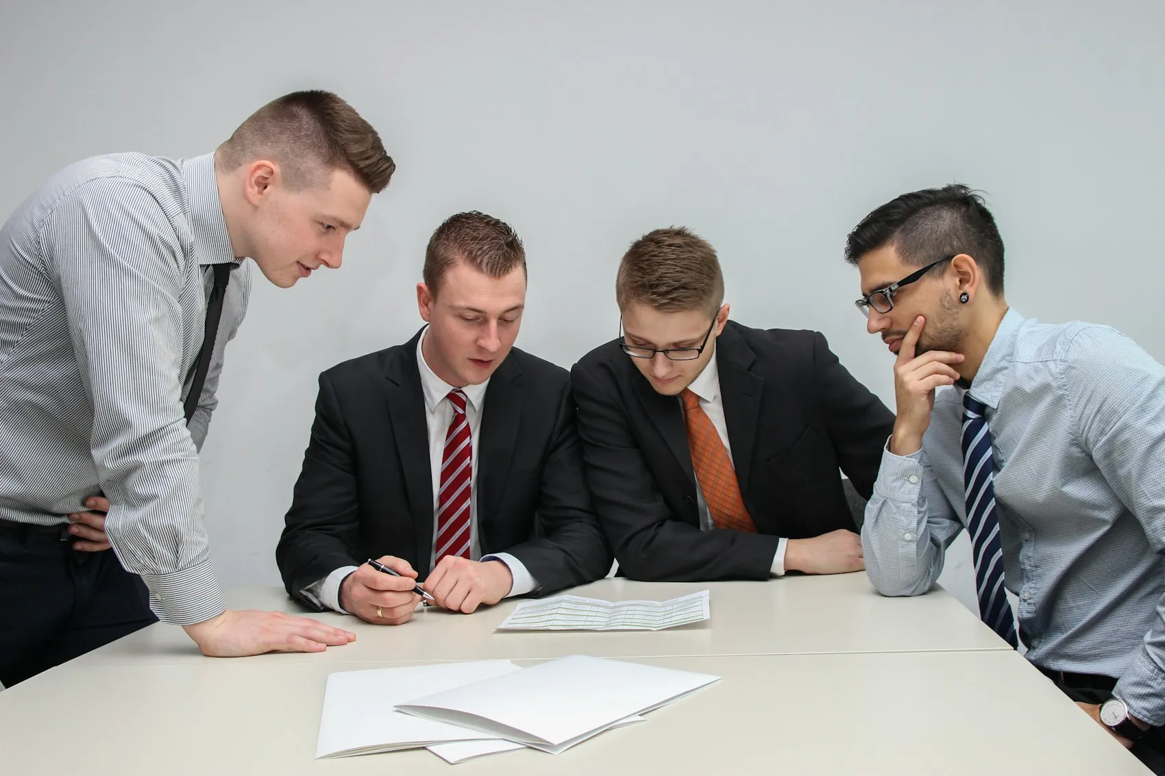 Professionnels analysant un dossier patrimonial autour d'une table