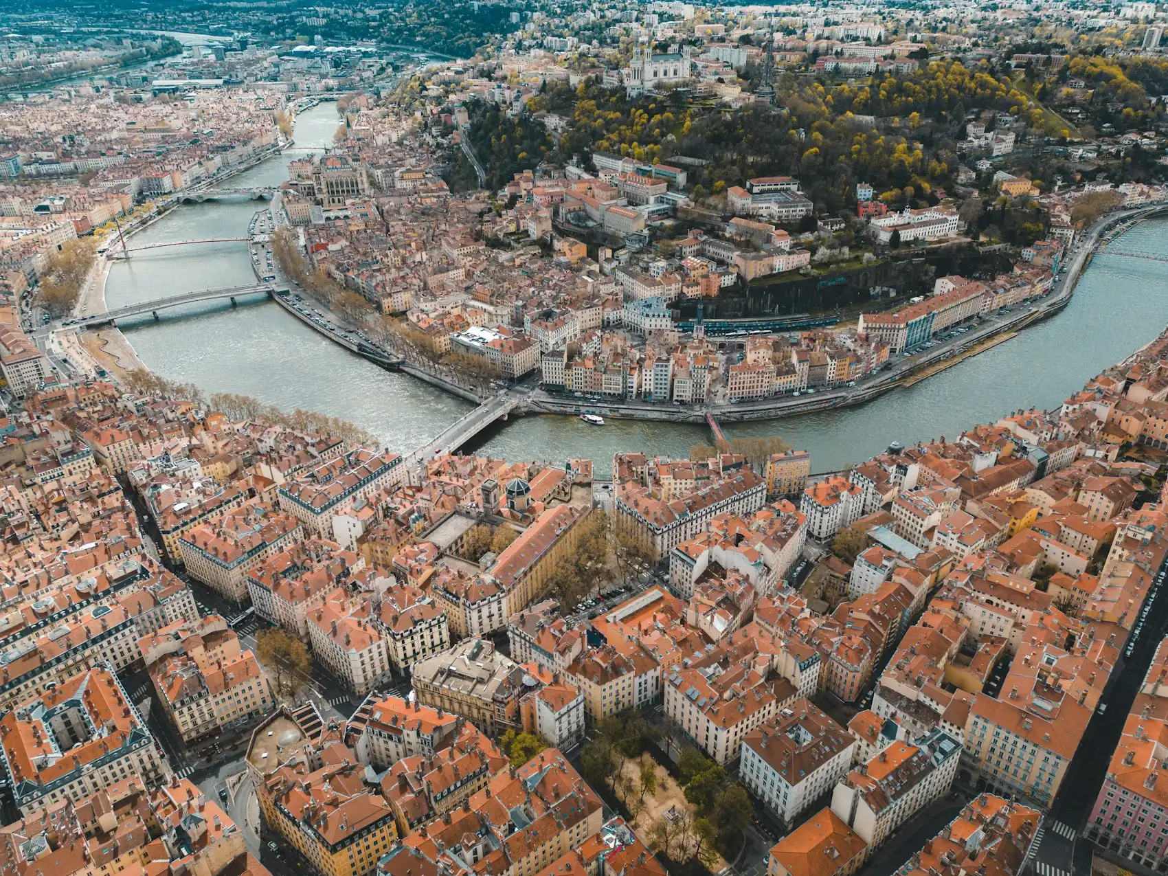 Vue aérienne de Lyon traversée par la Saône, siège du Cabinet Peeters Patrimoine