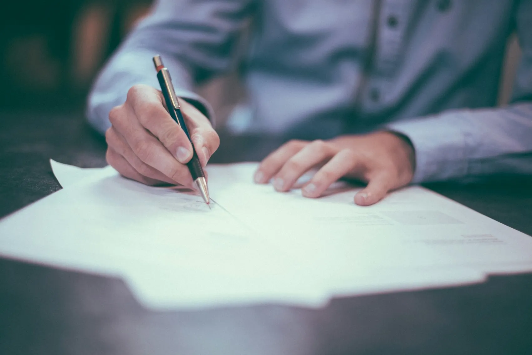 Signature d'un contrat d'assurance-vie sur papier
